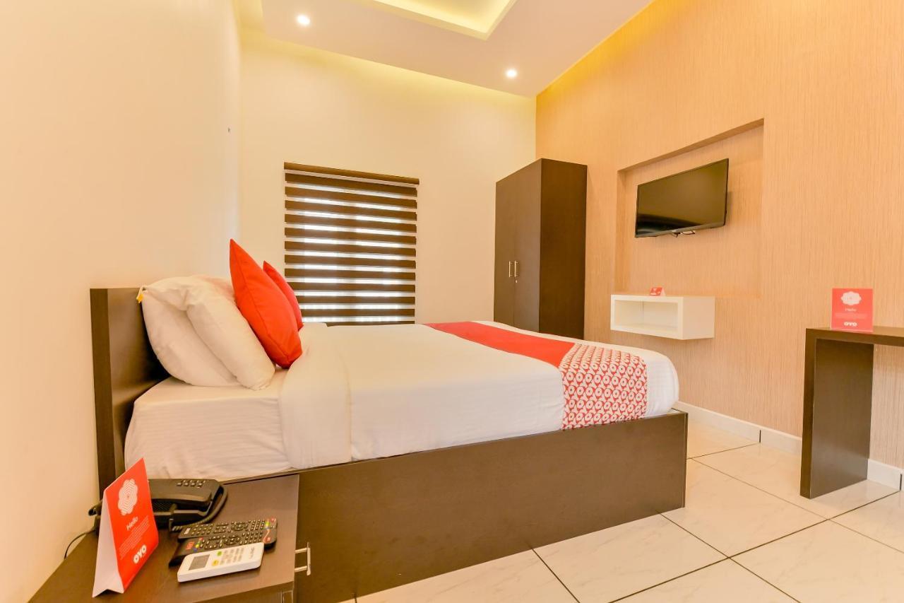 Hotel Vaccinated Staff - Oyo 15973 F Square Kochi Exterior foto