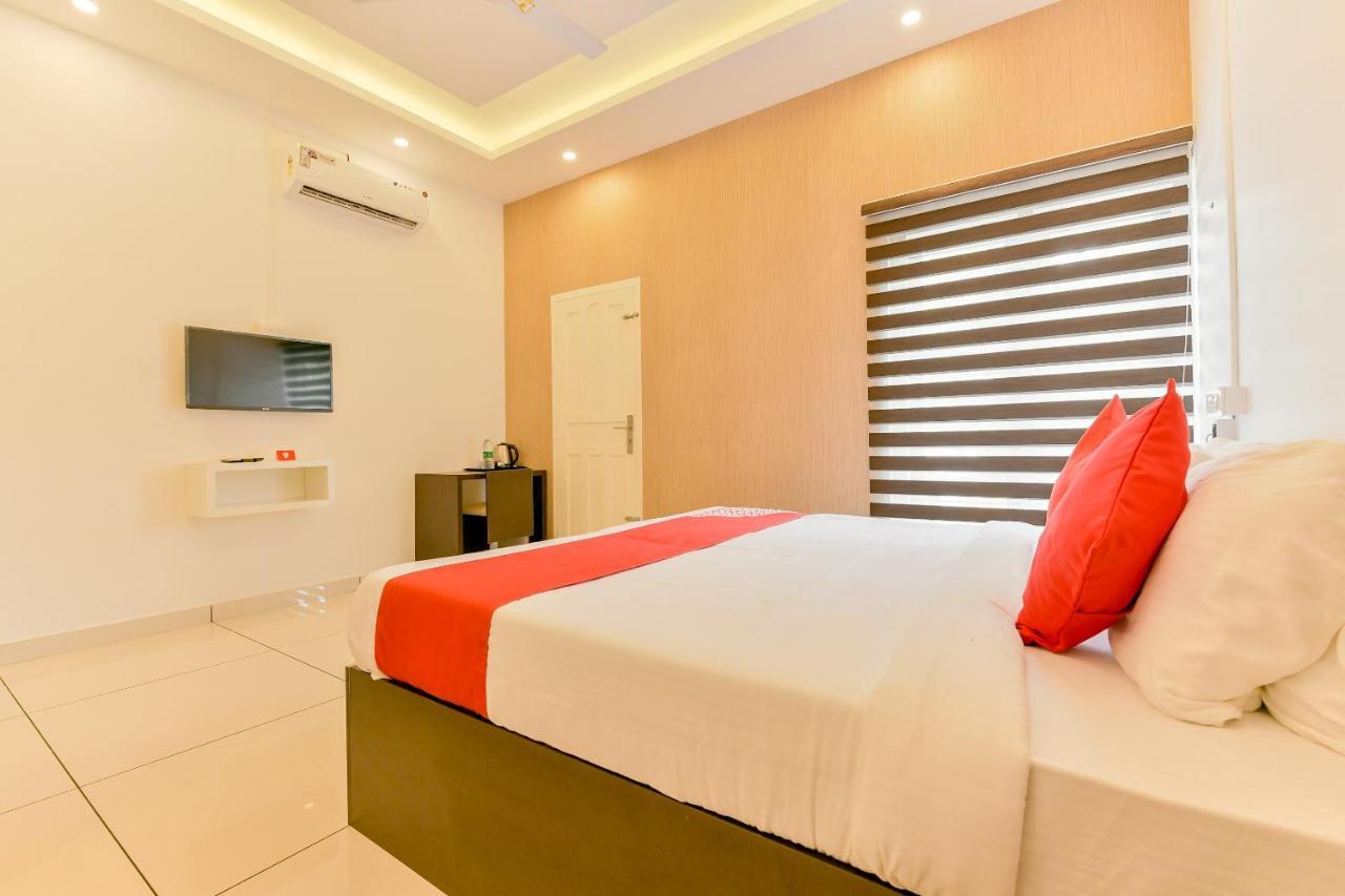 Hotel Vaccinated Staff - Oyo 15973 F Square Kochi Exterior foto