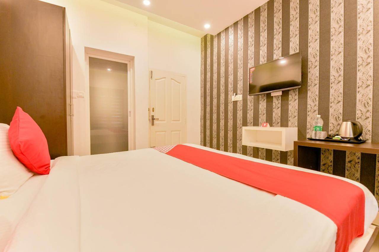 Hotel Vaccinated Staff - Oyo 15973 F Square Kochi Exterior foto