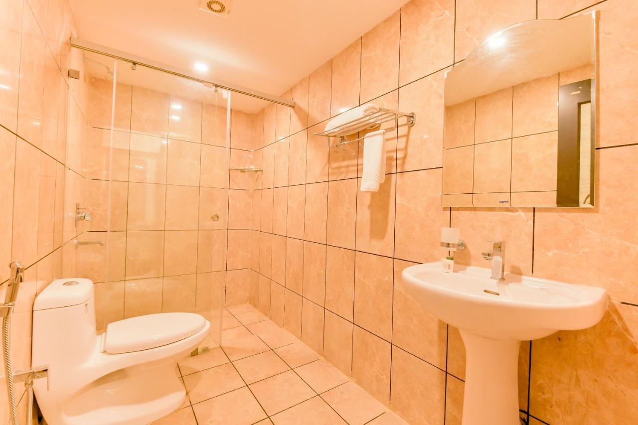 Hotel Vaccinated Staff - Oyo 15973 F Square Kochi Exterior foto