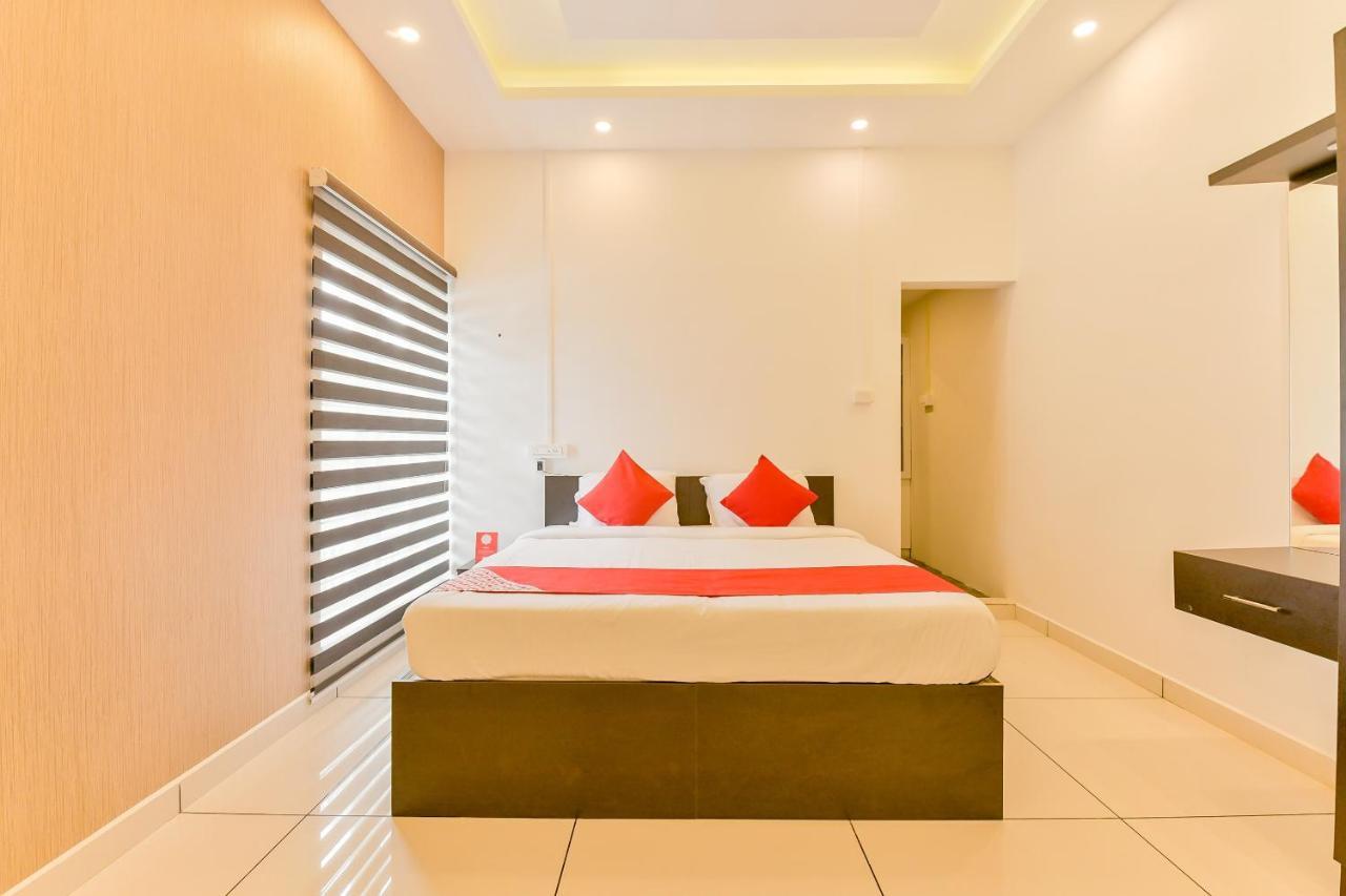 Hotel Vaccinated Staff - Oyo 15973 F Square Kochi Exterior foto