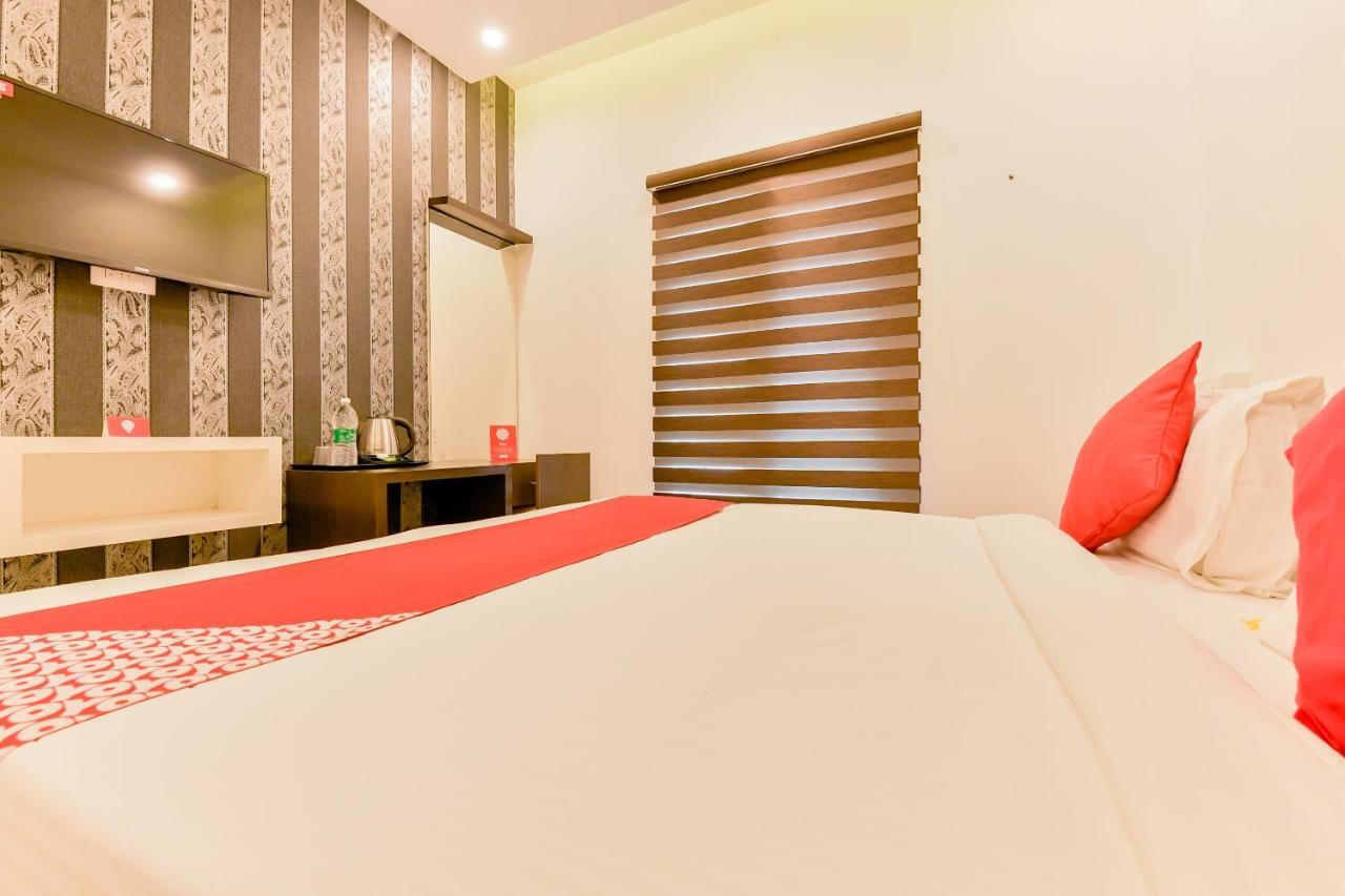 Hotel Vaccinated Staff - Oyo 15973 F Square Kochi Exterior foto